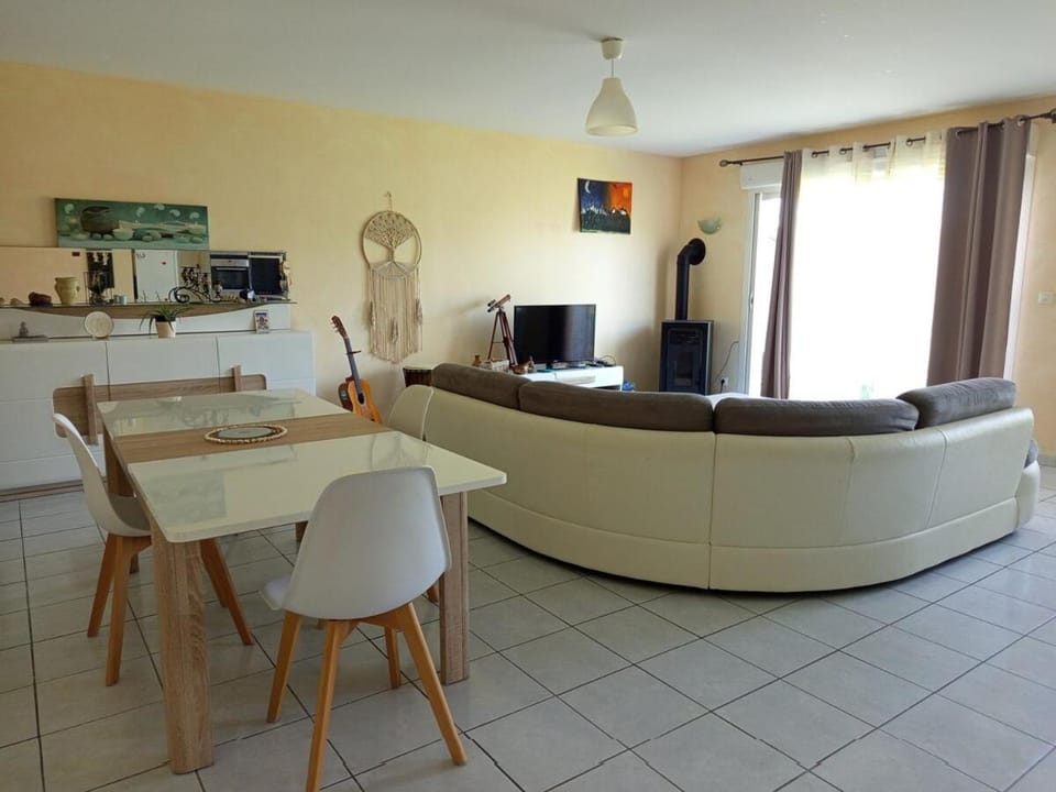TV and multimedia, Kitchen or kitchenette, Living room, Seating area, Dining area
