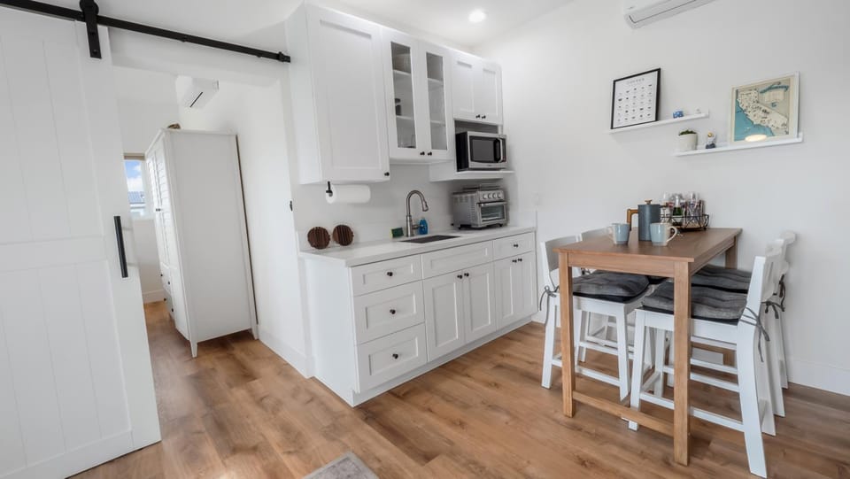 Kitchen or kitchenette, Dining area, oven