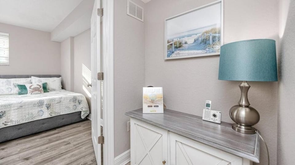 Coastal Retreat I Unbeatable Location I Sleeps 8 Apartment in Clearwater Beach