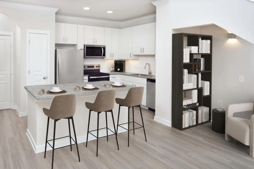 Kitchen or kitchenette, Living room, Seating area, Dining area