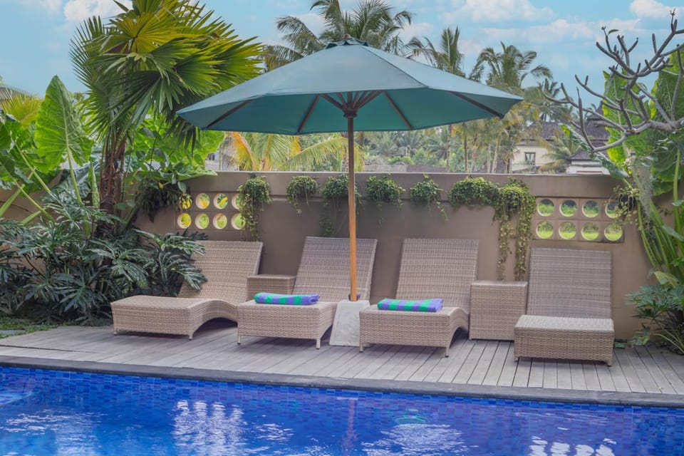 View (from property/room), Pool view, Swimming pool, sunbed