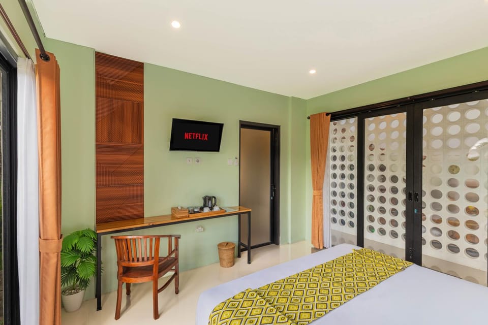 Bed, TV and multimedia, Bedroom