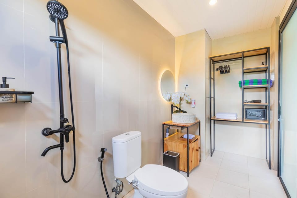 Shower, Toilet, Bathroom, Area and facilities, towels, wardrobe