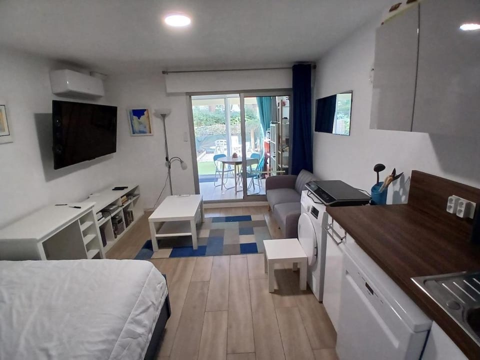 Le Lagos 3 min mer clim Jardin parking Apartment in French Riviera