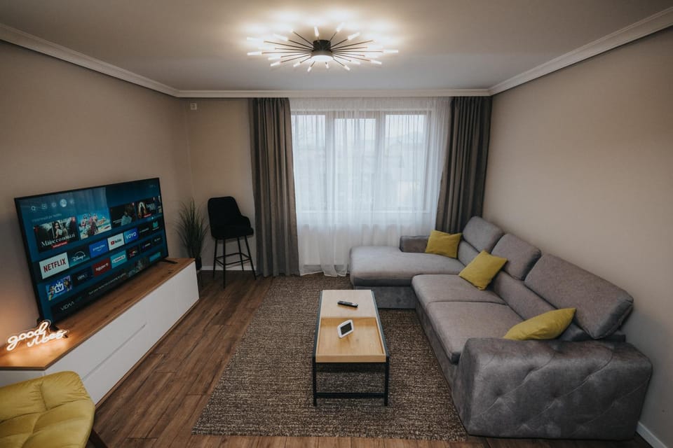 Communal lounge/ TV room, TV and multimedia, Living room, Seating area, Evening entertainment
