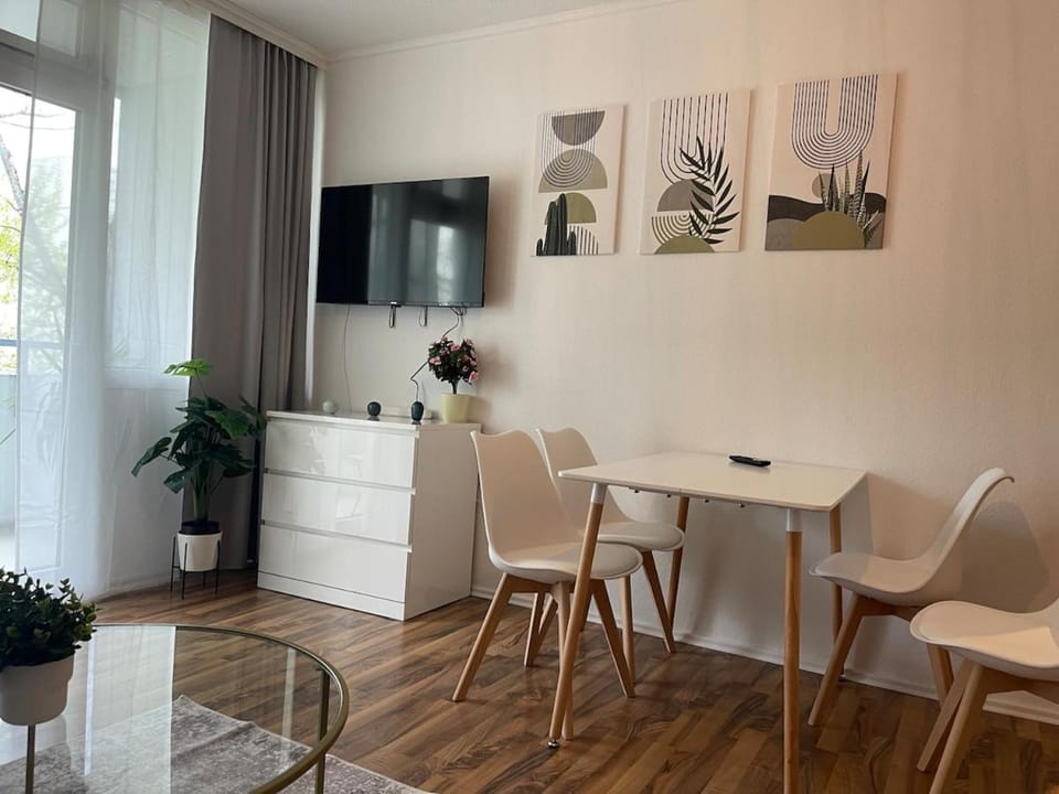 TV and multimedia, Living room, Seating area, Dining area