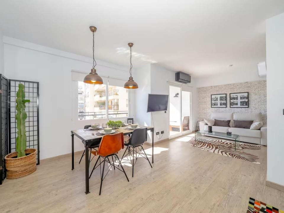 Communal lounge/ TV room, TV and multimedia, Living room, Seating area, Dining area