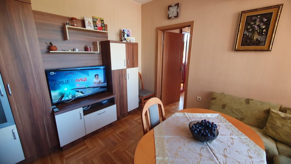 TV and multimedia, Living room, Seating area, Dining area, Evening entertainment