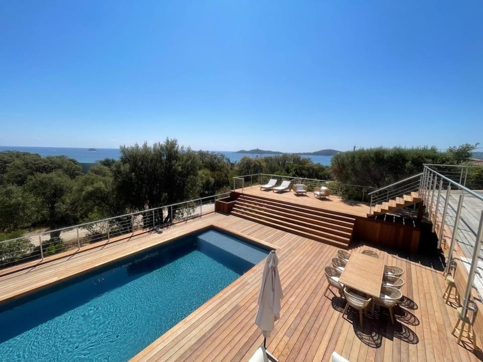 Villa avec piscine et vue mer à 230m de la plage Villa in Zonza