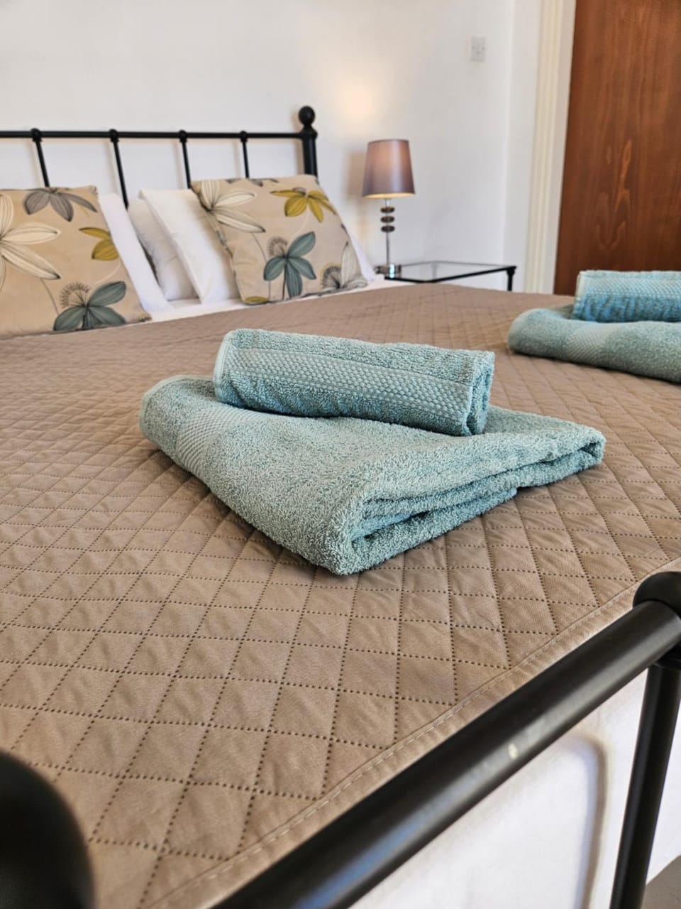 Bed, Bedroom, towels