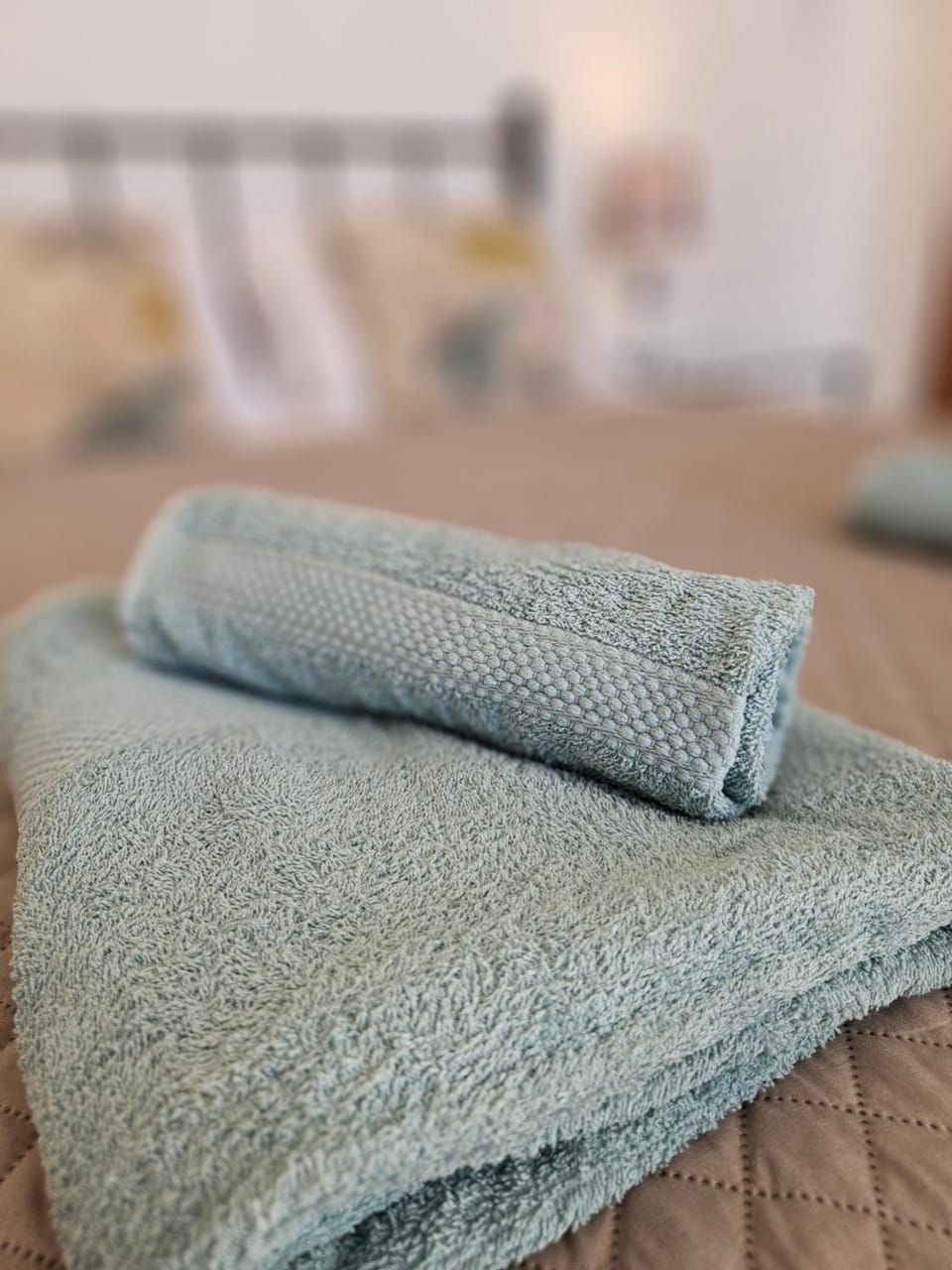 Bed, Bedroom, towels