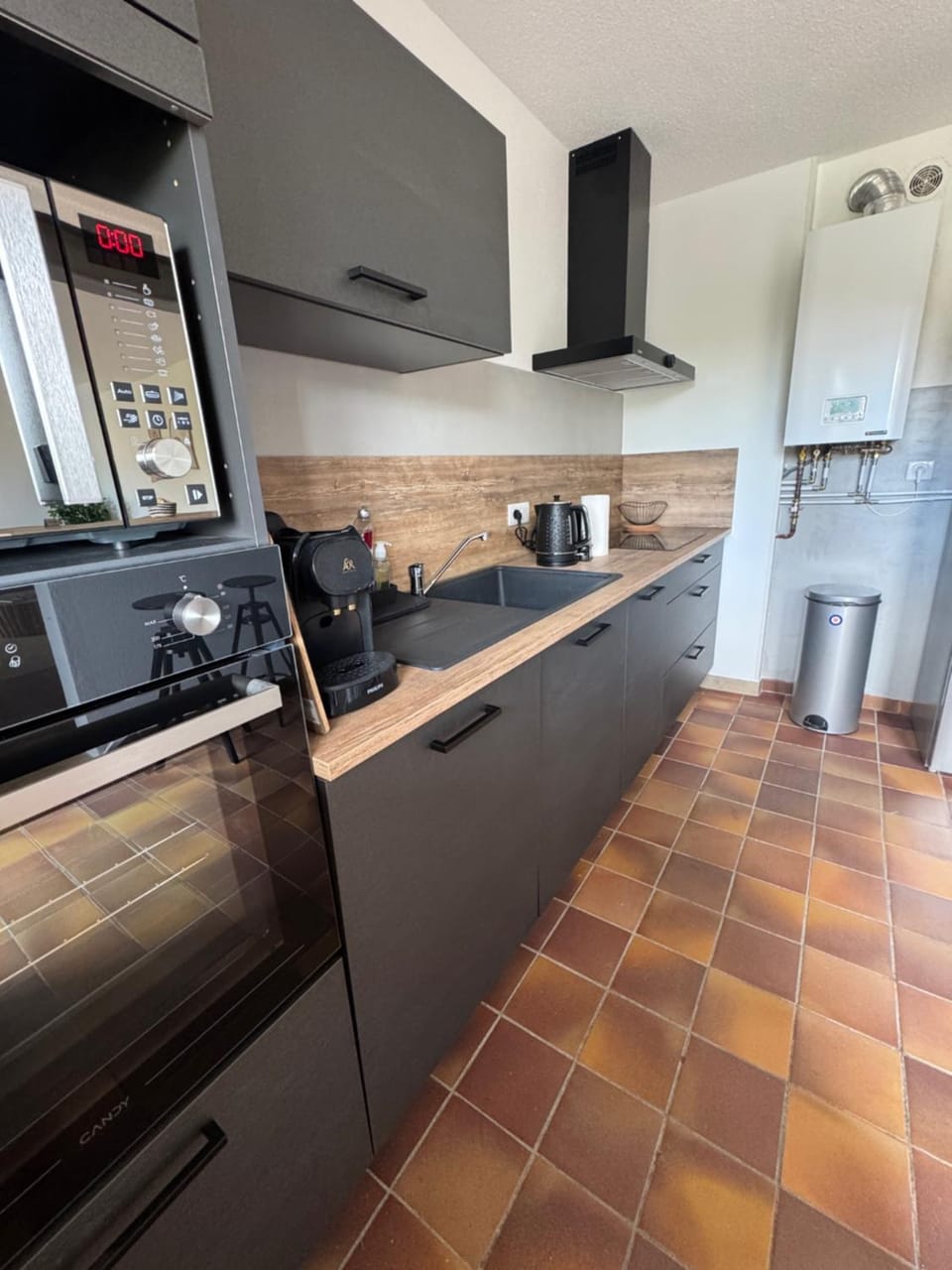 Coffee/tea facilities, Kitchen or kitchenette, microwave, stove