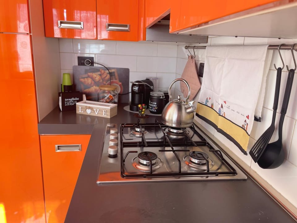 Coffee/tea facilities, Kitchen or kitchenette, stove