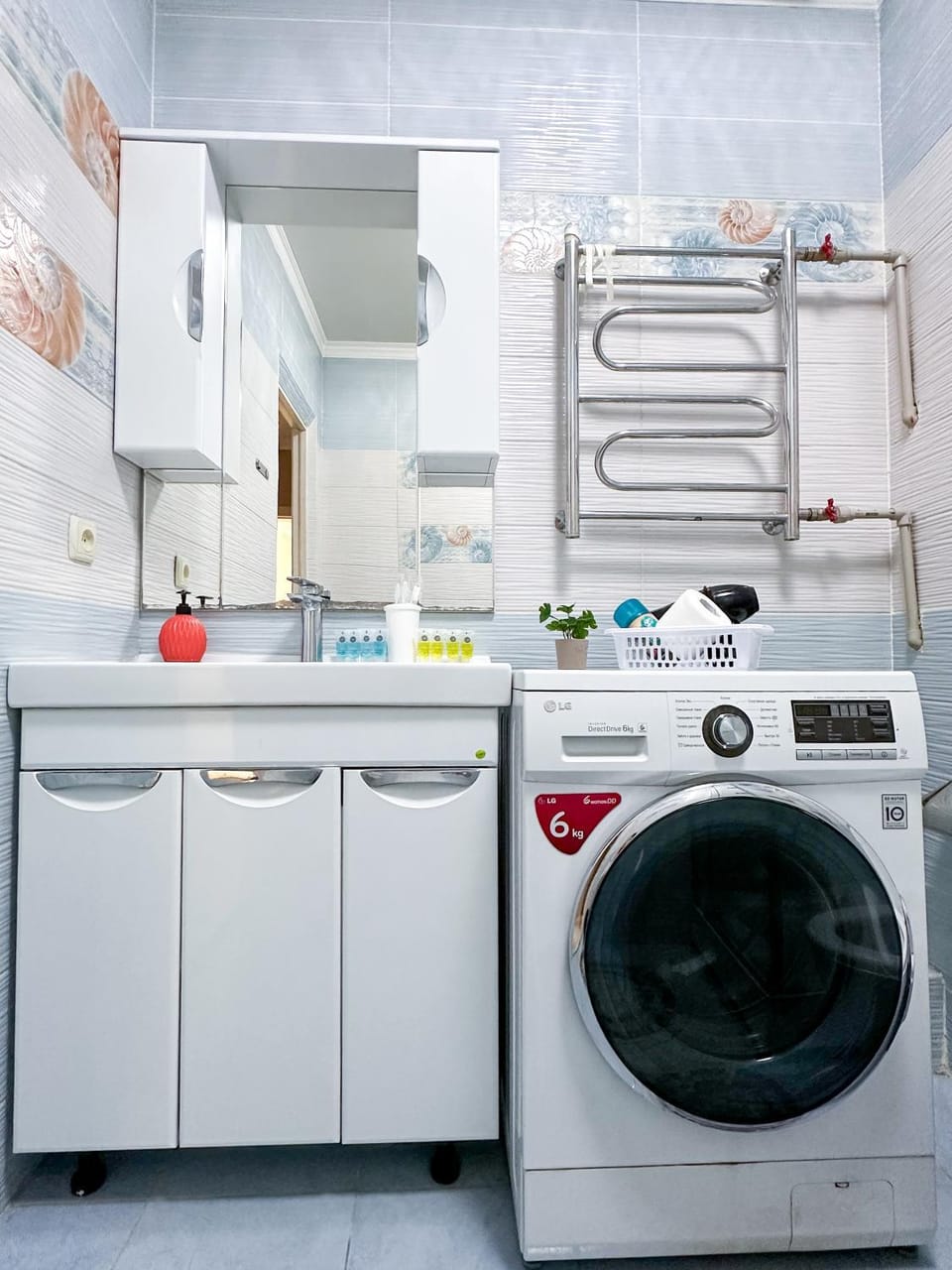 Kitchen or kitchenette, washing machine, dryer