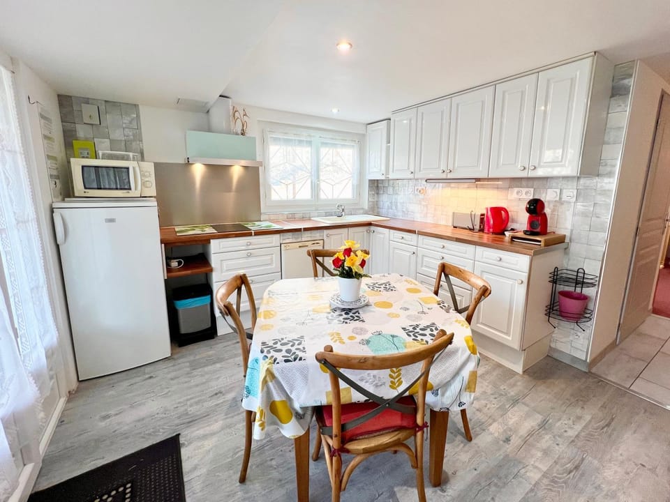 Coffee/tea facilities, Kitchen or kitchenette, Dining area, oven, stove, toaster