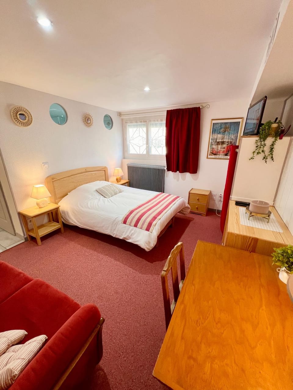 Bed, TV and multimedia, Bedroom