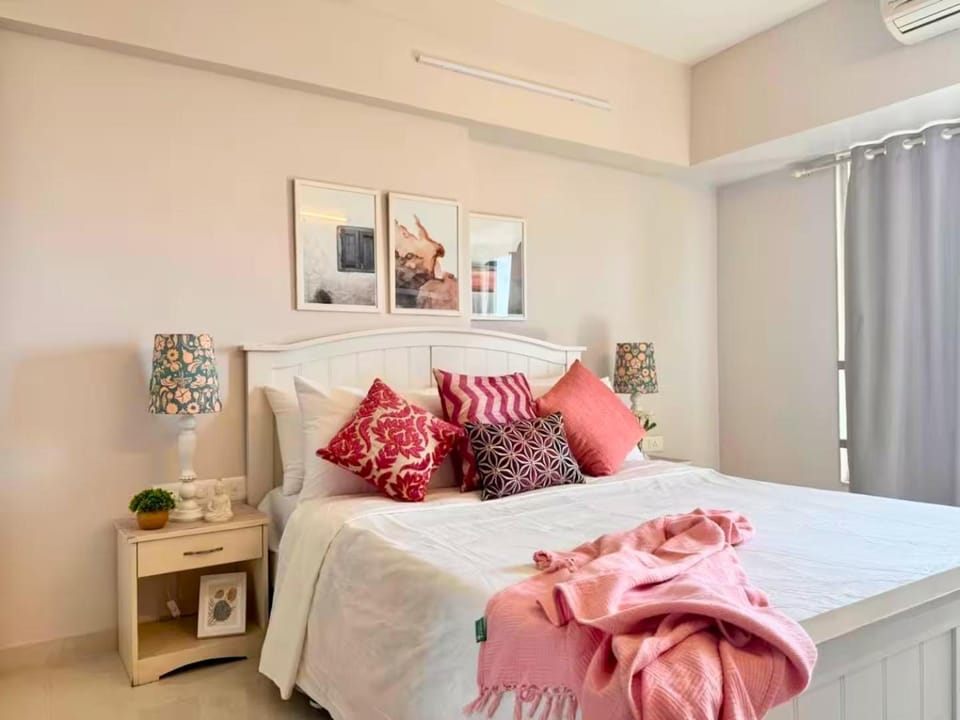 Bed, Photo of the whole room, Bedroom, towels, air conditioner