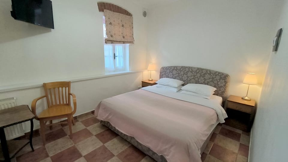 Bed, TV and multimedia, Photo of the whole room, Bedroom