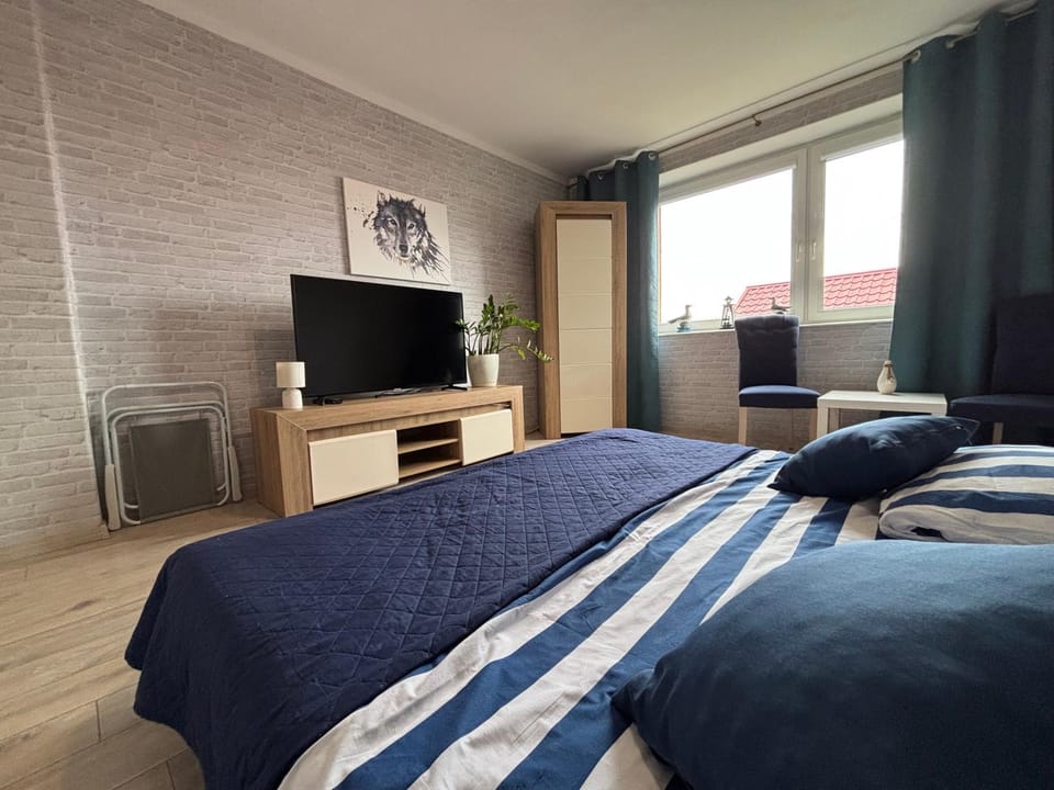 Bed, TV and multimedia, Bedroom