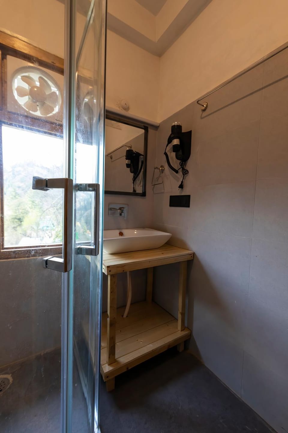 Eden Stay & Cafe Hotel in Himachal Pradesh