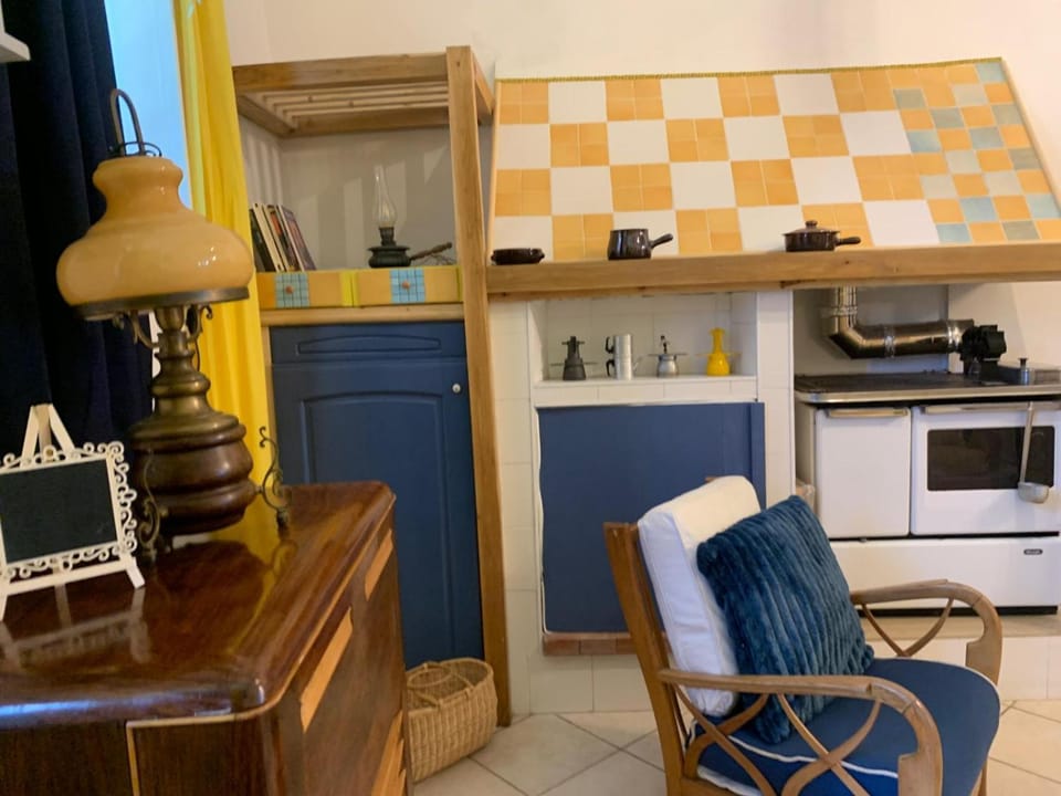 Kitchen or kitchenette, Living room, Seating area, pet friendly, stove, toaster