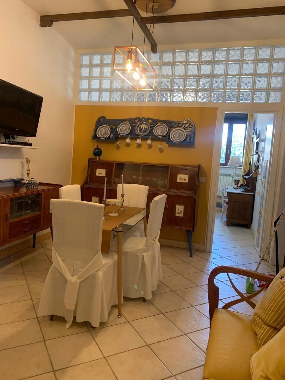 TV and multimedia, Living room, Seating area, Dining area