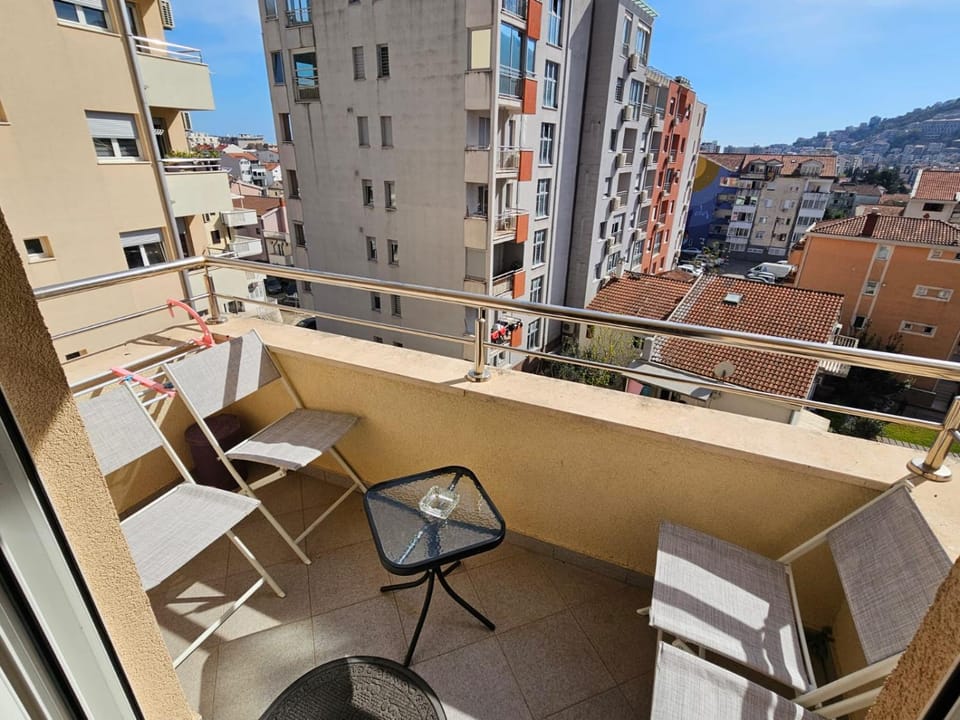 Property building, Natural landscape, View (from property/room), Balcony/Terrace, Seating area, City view, Mountain view