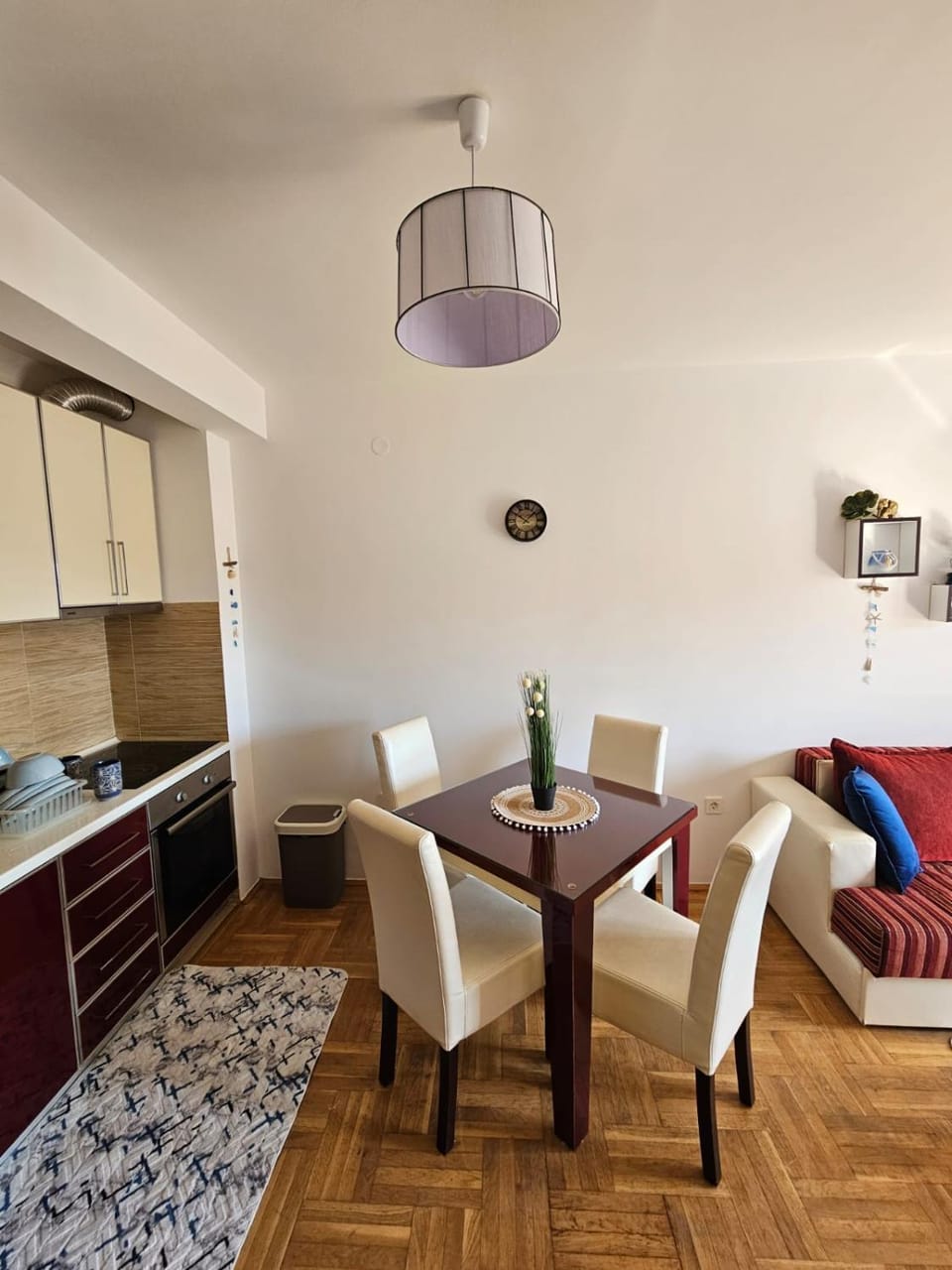 Kitchen or kitchenette, Living room, Seating area, Dining area