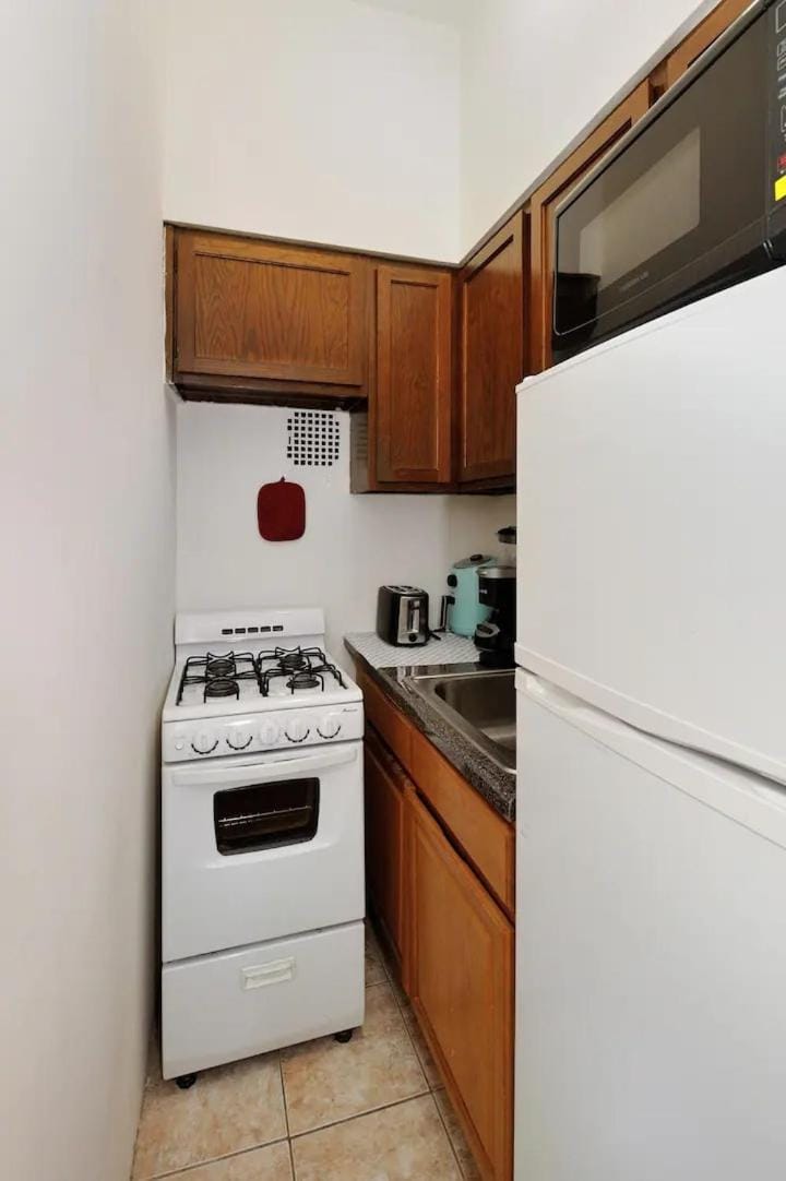 Amazing Upper East Side Studio! Epic Location!, June To Aug 90 Days Stay Required Apartment in Upper East Side
