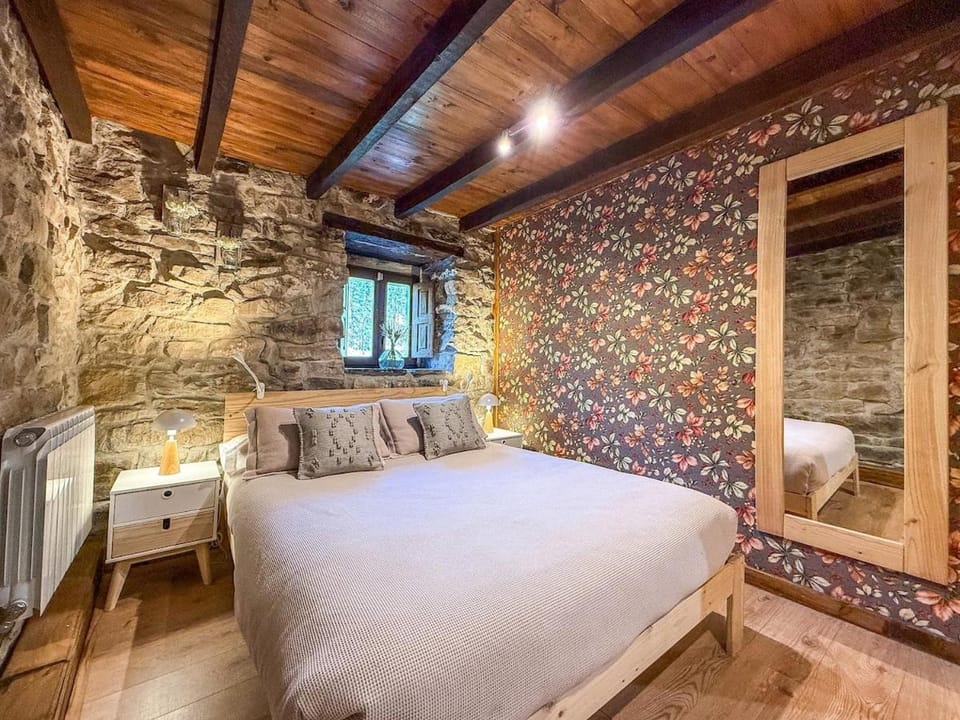 Cabaña La Gurueba, frente rio y cascada House in Cantabria