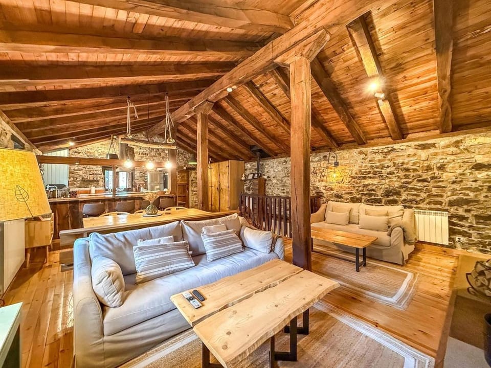 Cabaña La Gurueba, frente rio y cascada House in Cantabria