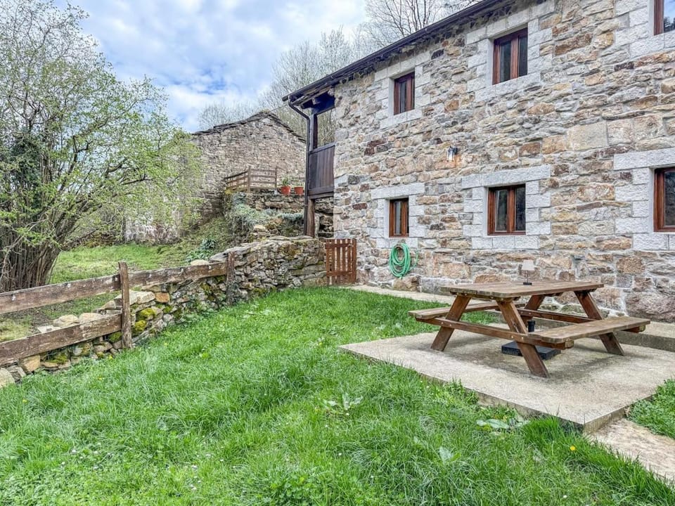 Cabaña La Gurueba, frente rio y cascada House in Cantabria