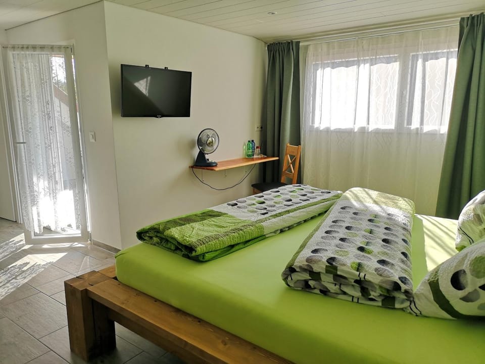 BnB Linden 5082 Kaisten Bed and Breakfast in Aargau, Switzerland