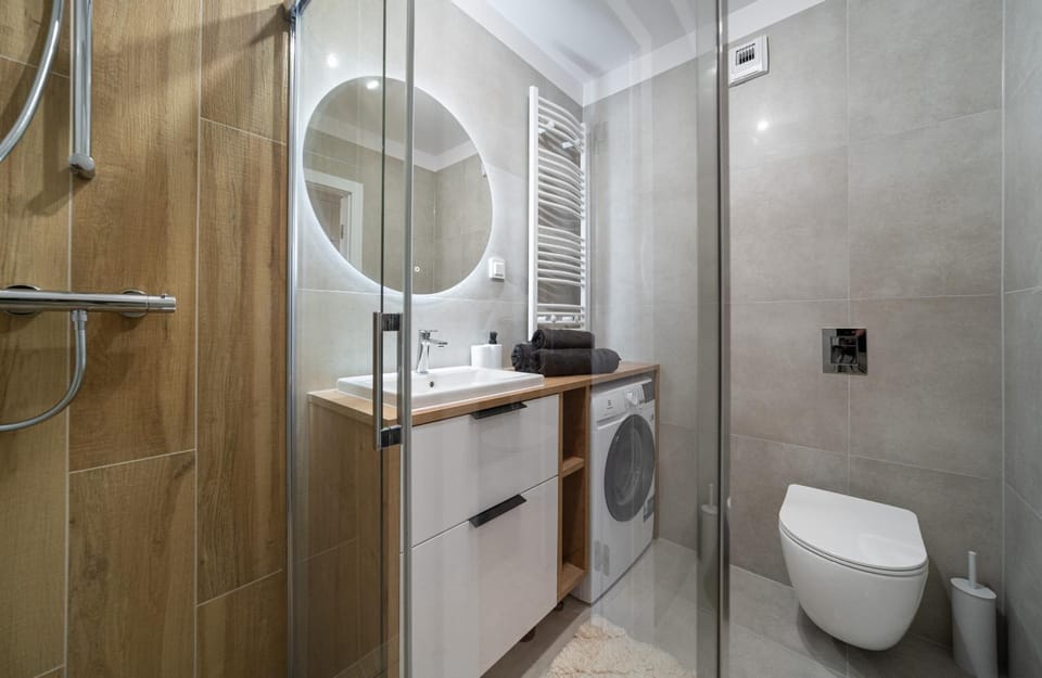 Shower, Toilet, Bathroom, towels, washing machine