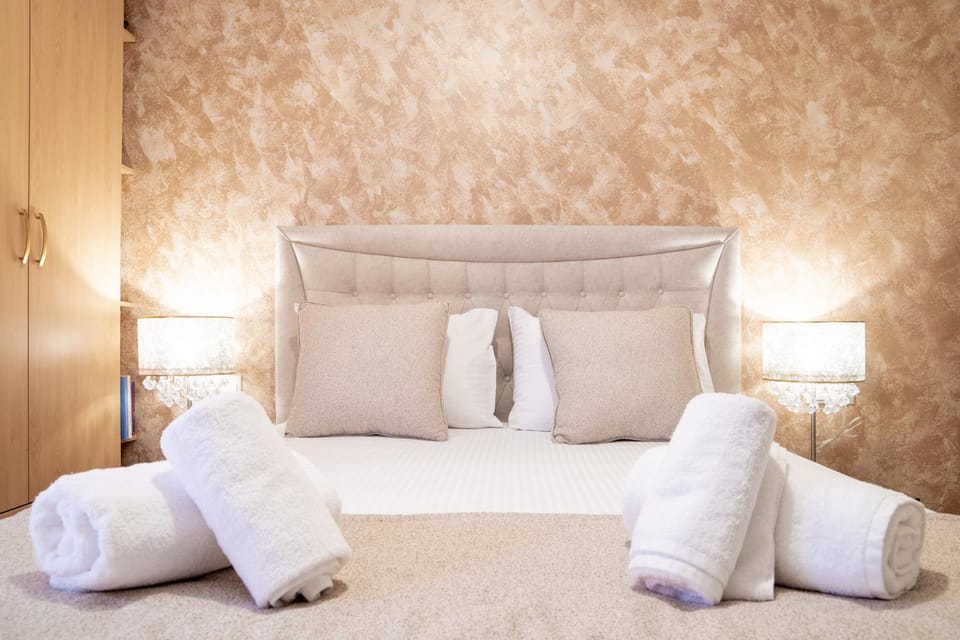 Bed, Photo of the whole room, Bedroom, towels