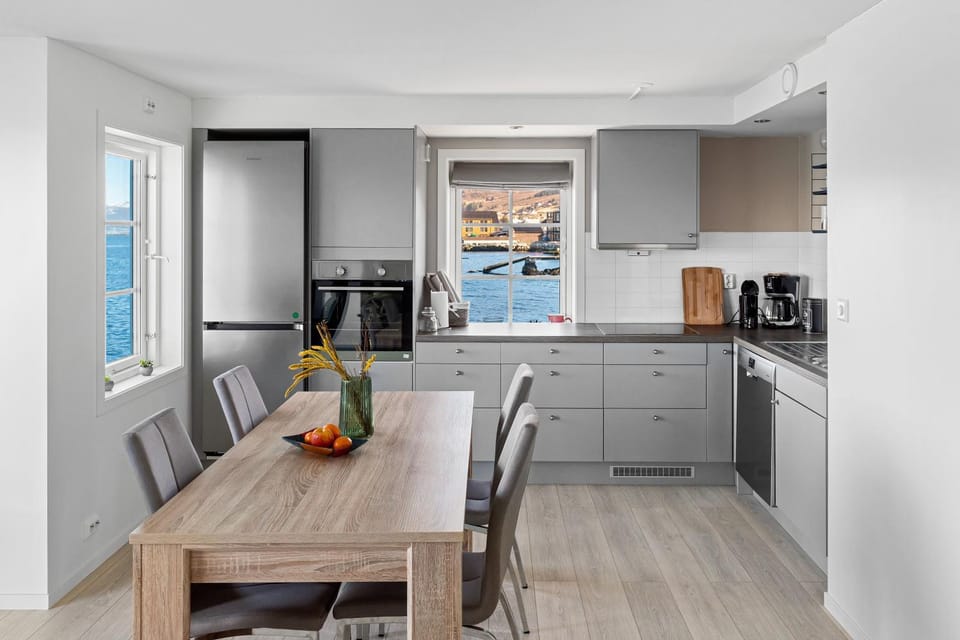 Coffee/tea facilities, Kitchen or kitchenette, Dining area, dishwasher, stove