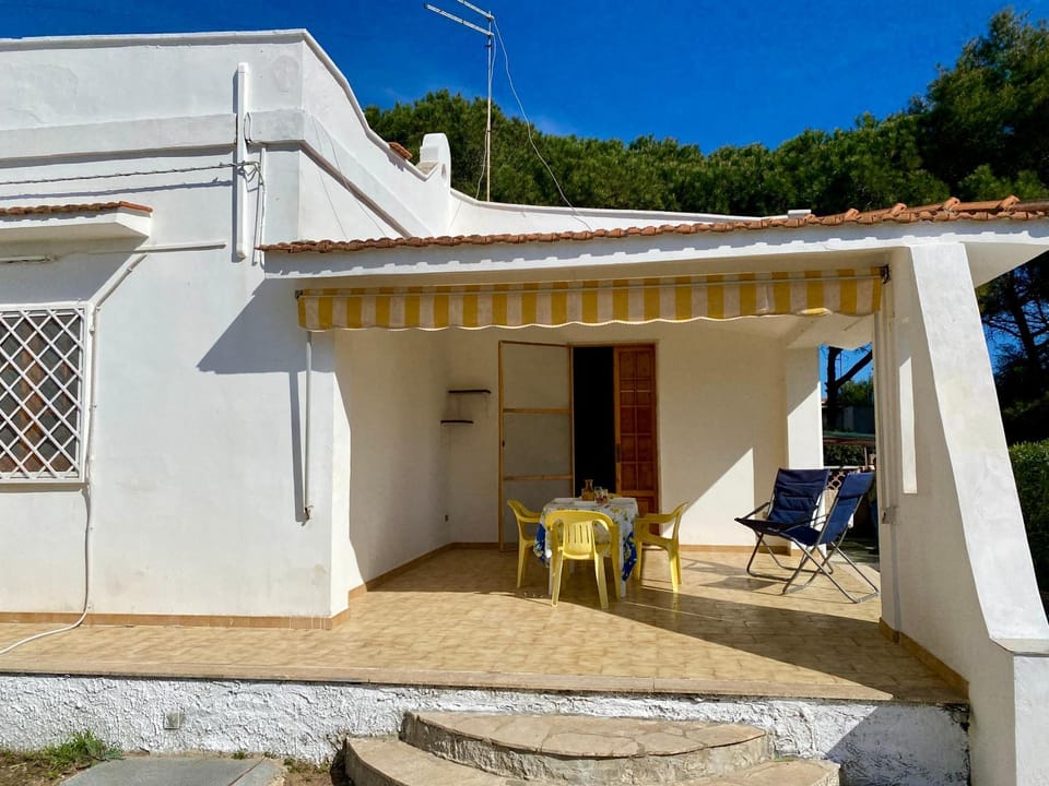 Property building, Patio, Day, Balcony/Terrace, Dining area
