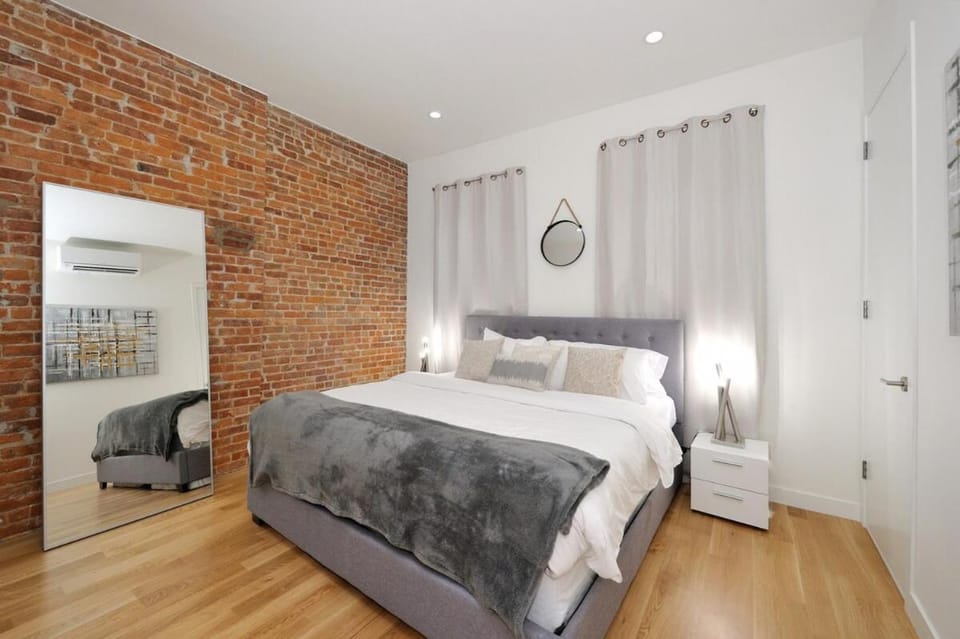Spacious 2BR 2BA with Rooftop Walk to Times Square, June To Aug 90 Days Stay Required Apartment in Midtown