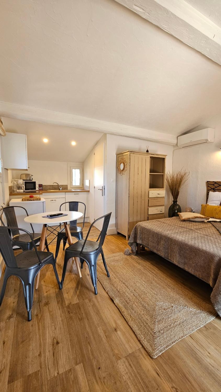 Kitchen or kitchenette, Living room, Seating area, Dining area, wardrobe