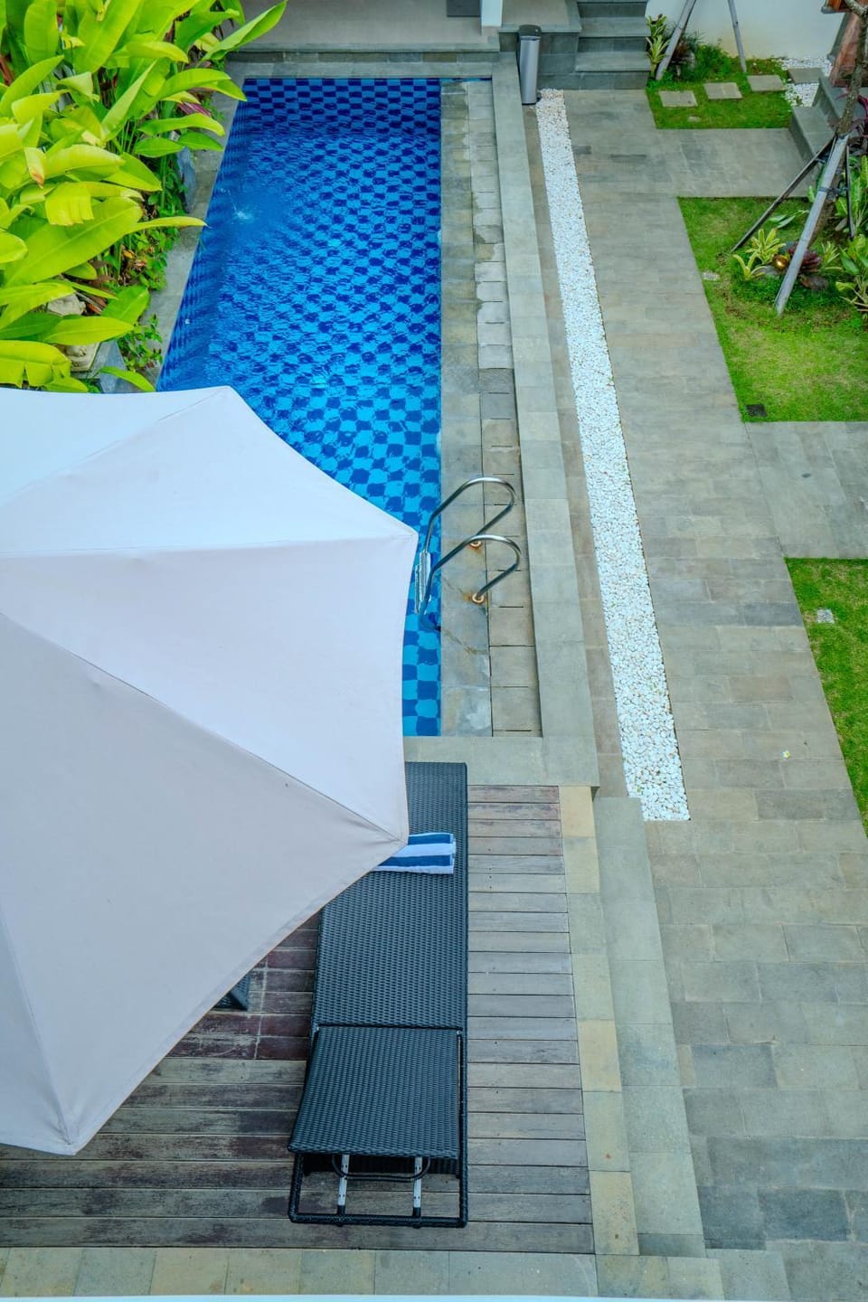 Pool view, Swimming pool, sunbed
