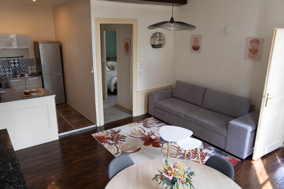 Kitchen or kitchenette, Living room, Seating area, Dining area