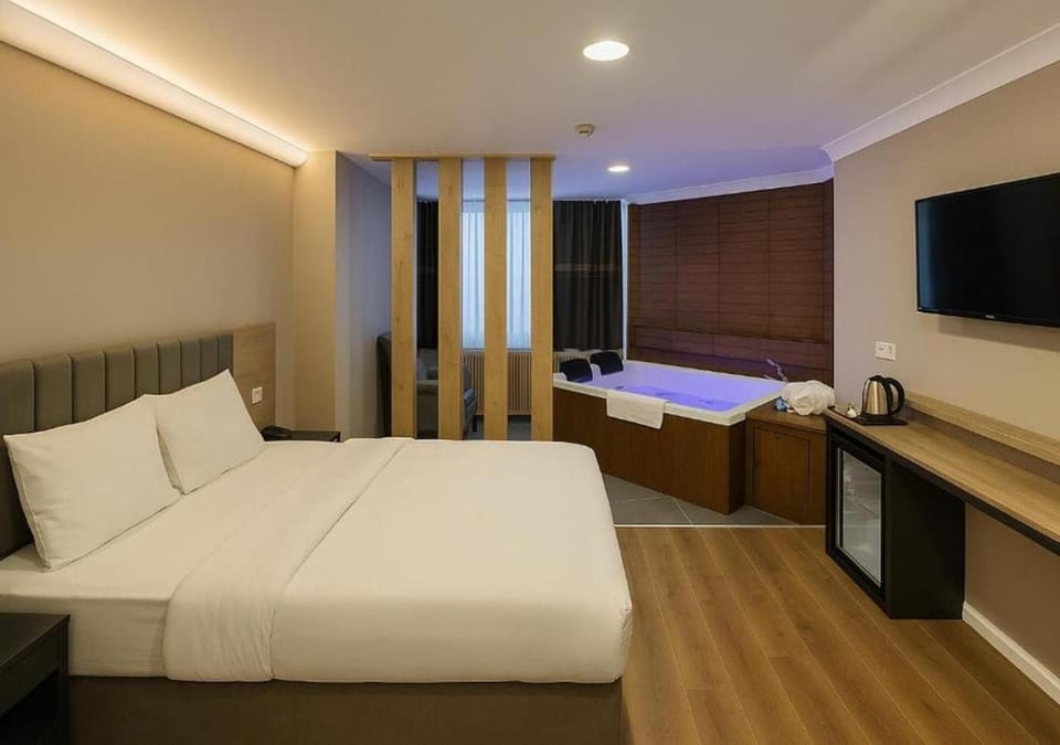 Bed, TV and multimedia, Photo of the whole room, Seating area, Bedroom