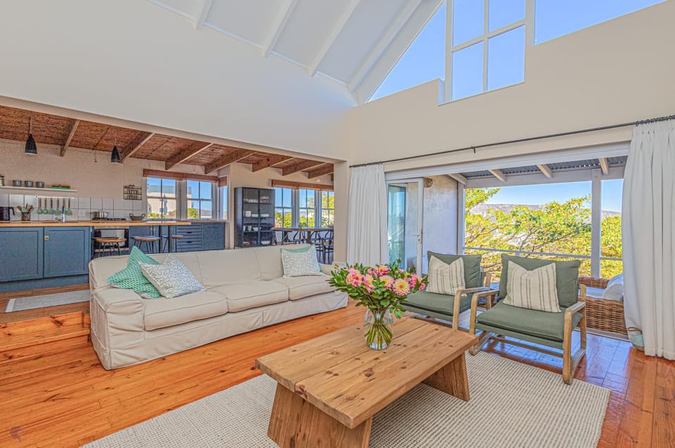 Kitchen or kitchenette, Living room, Seating area