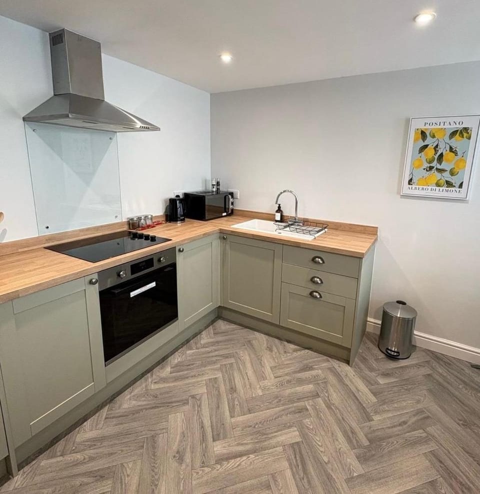 Coffee/tea facilities, Kitchen or kitchenette, stove