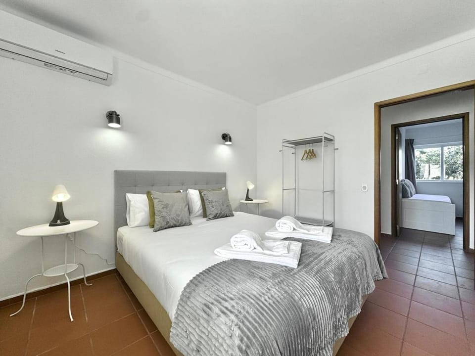 Beach 15 min away! - Rustic with AC and WiFi Apartment in Quarteira