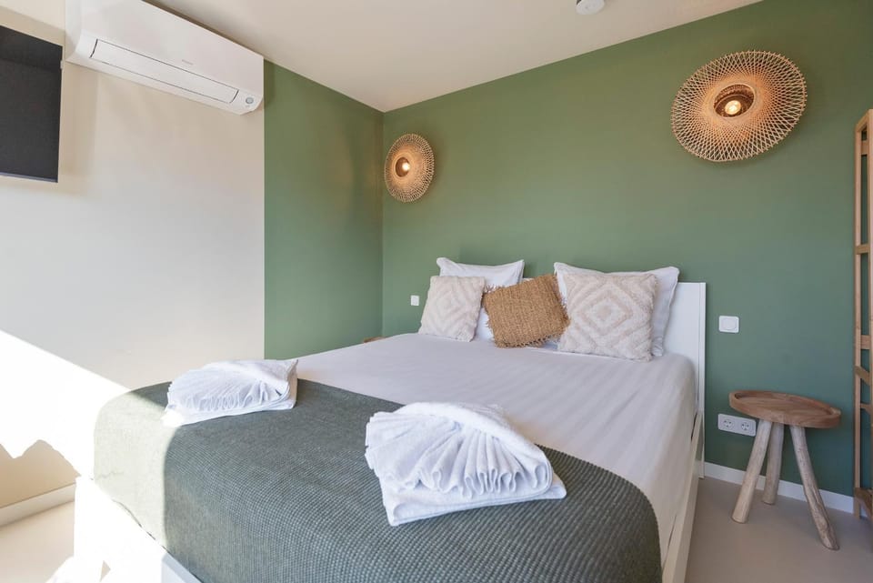 Bed, TV and multimedia, towels, air conditioner