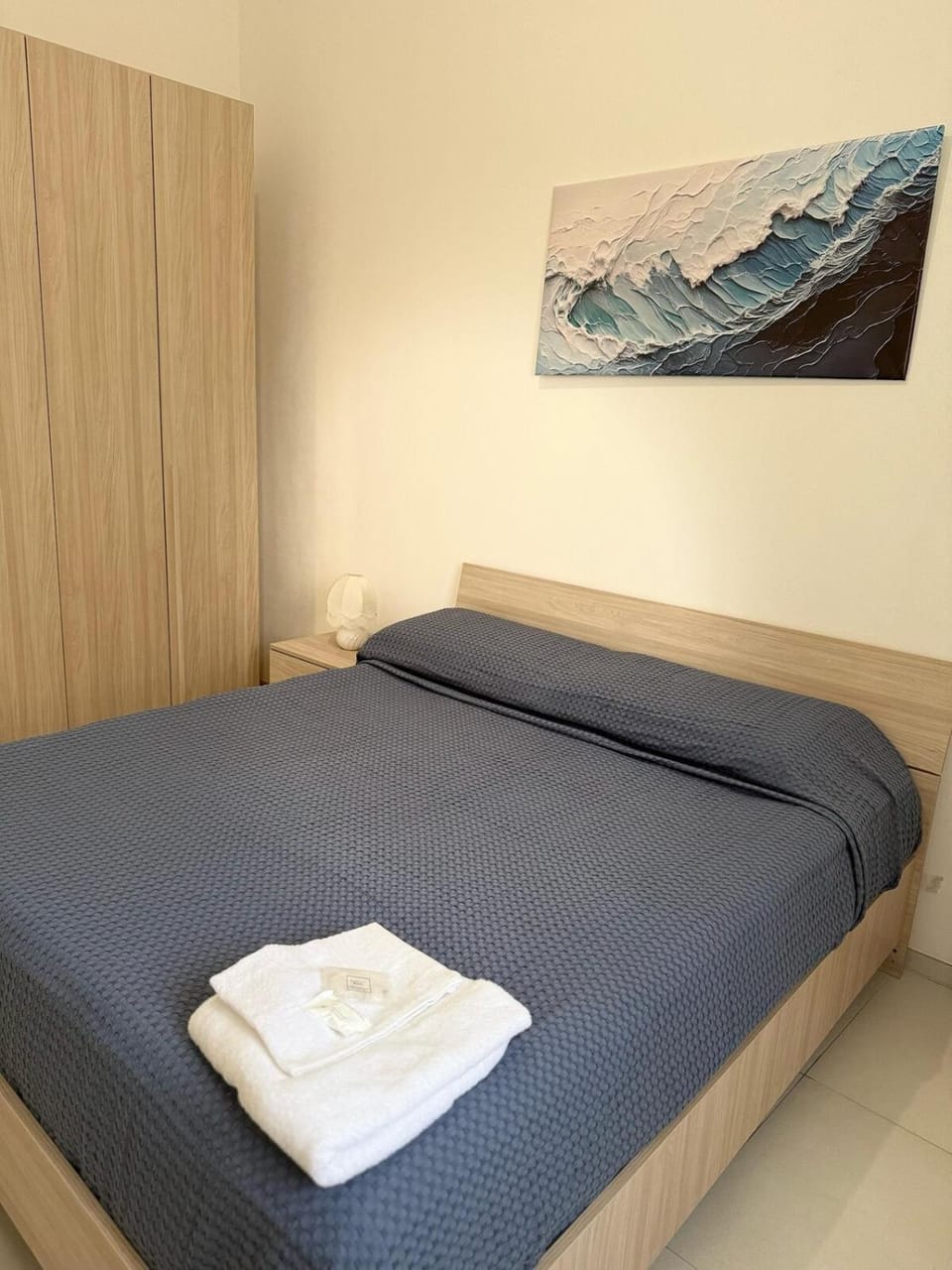 Bed, Photo of the whole room, towels