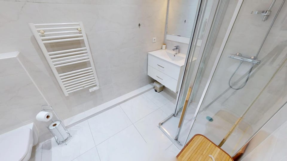 Shower, Toilet, Bathroom, towels