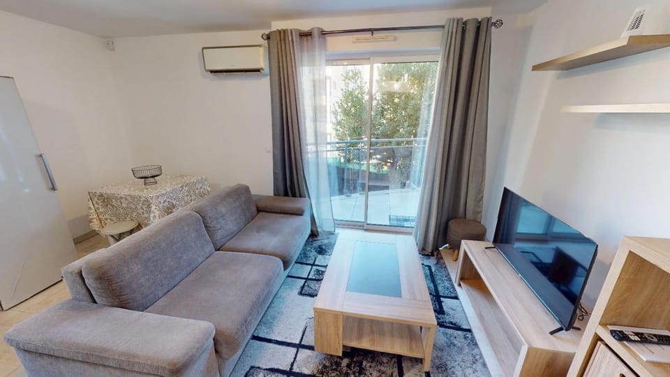 TV and multimedia, Living room, Seating area, Dining area, air conditioner