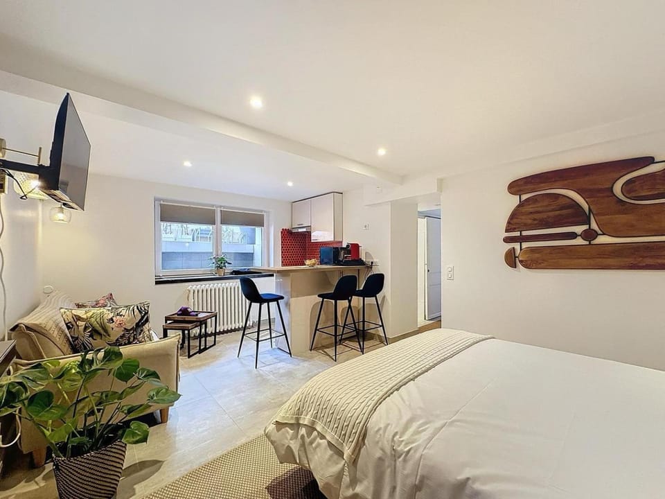 Bed, TV and multimedia, Bedroom